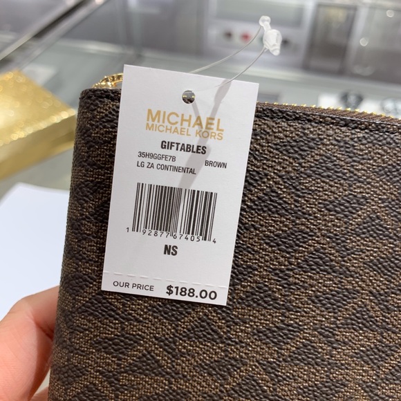 MICHAEL KORS GIFTABLES IN BOX LG WALLET - Picture 7 of 7